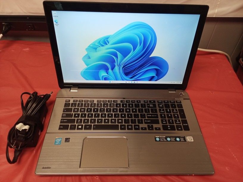 Large 17" Quad-core i7 Toshiba Laptop ( Win 11 Pro)