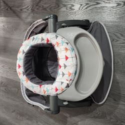 Fisher-Price Travel Baby Chair On-the-Go Sit-Me-Up Floor Seat with Snack Tray and Canopy for Outdoor Use, Arrows Away