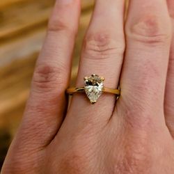 Beautiful Gold and Diamond Solitaire Antique Ring