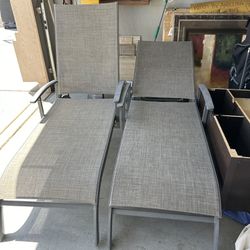 2 Outdoor Lounge Chairs With Washable Covers