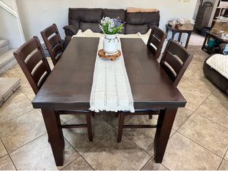 Beautiful Mahogany Dining Set - Table w/4 Chairs - Excellent Condition