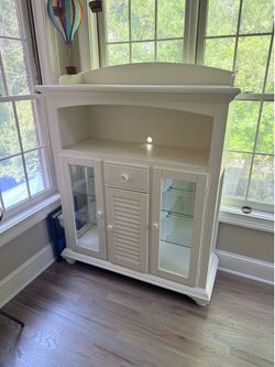 Broyhill white wooden display cabinet