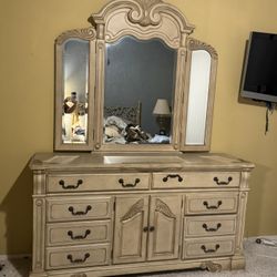 Solid Dresser No Scratches 