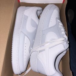 7.5 Women’s Nikes 