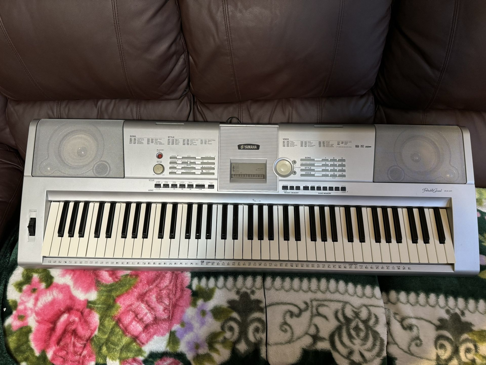 Yamaha portable grand dgx 205