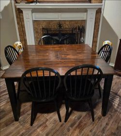 Beautiful kitchen dining table and 6 chairs