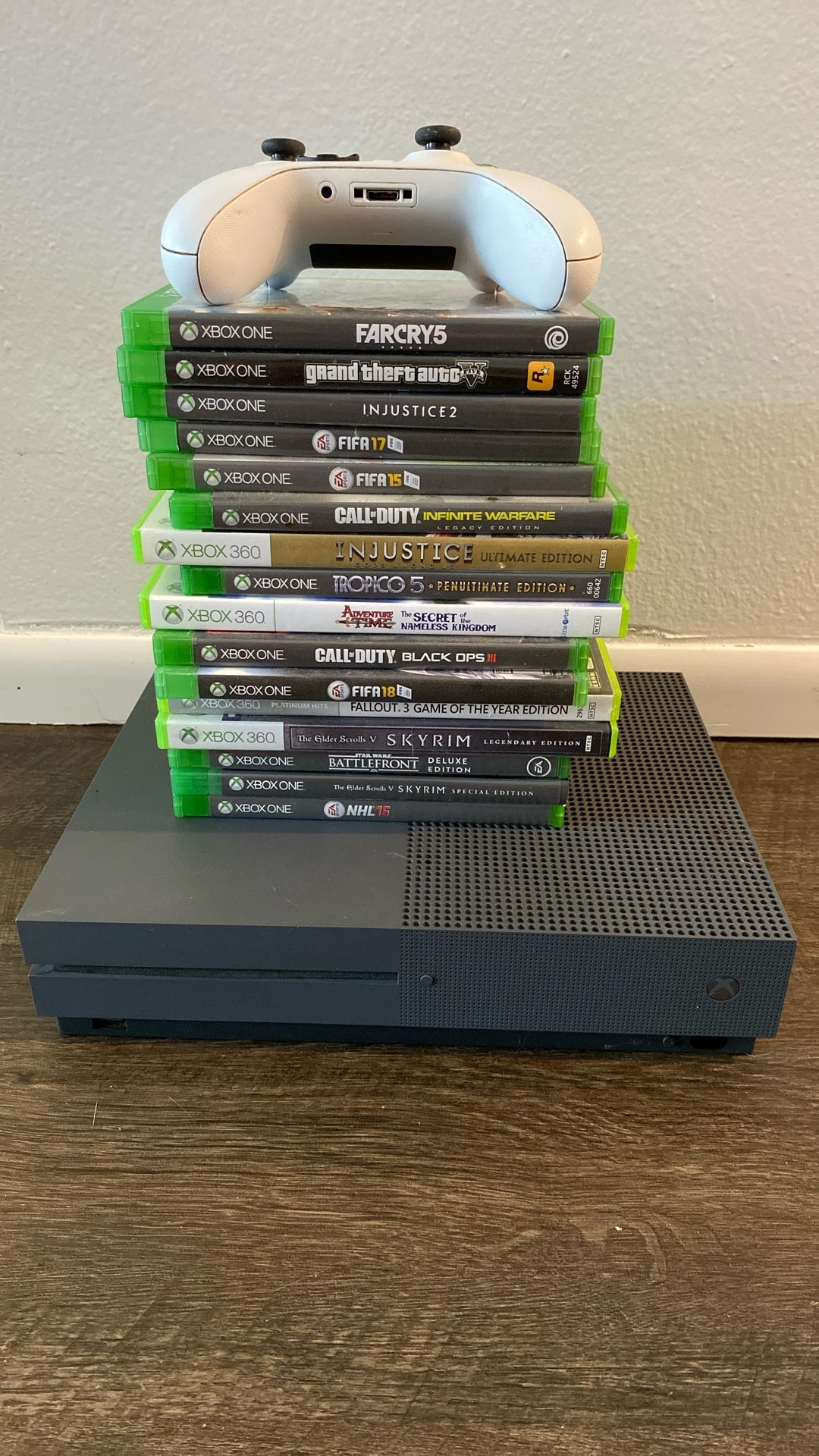 Xbox One Console + Controller + 16 Games + Cords