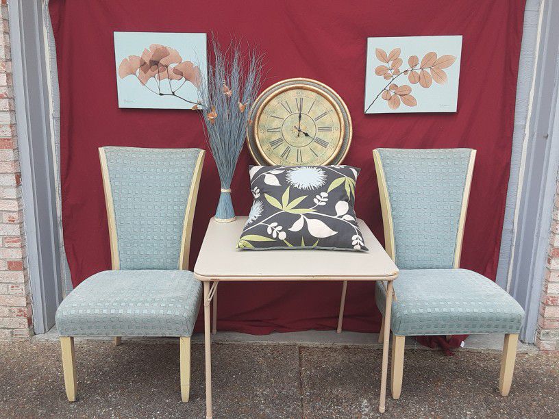 STUNNING, UNBELIEVABLE PRICE. GORGEOUS 7 PIECE GROUPING. 2 CHAIRS,  2 PICTURES, CLOCK, PILLOW  AND FLORAL. 