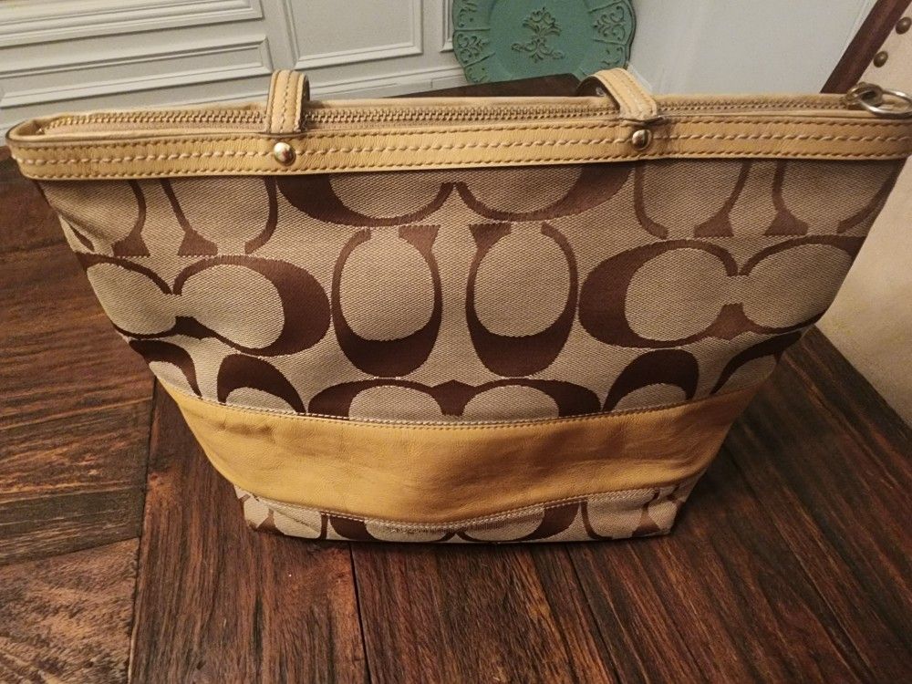 *** COACH PURSE ***