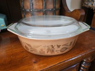 1 1/2 quart Early American Pyrex Casserole Dish