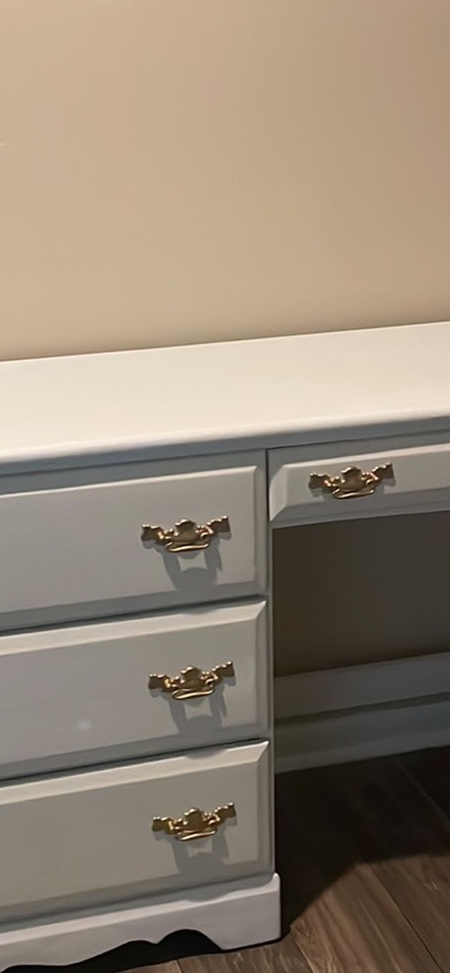 White vintage Desk
