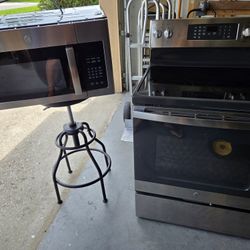 NEW! GE Smart 5 Burner Range/Air Fryer With Matching GE Microwave 