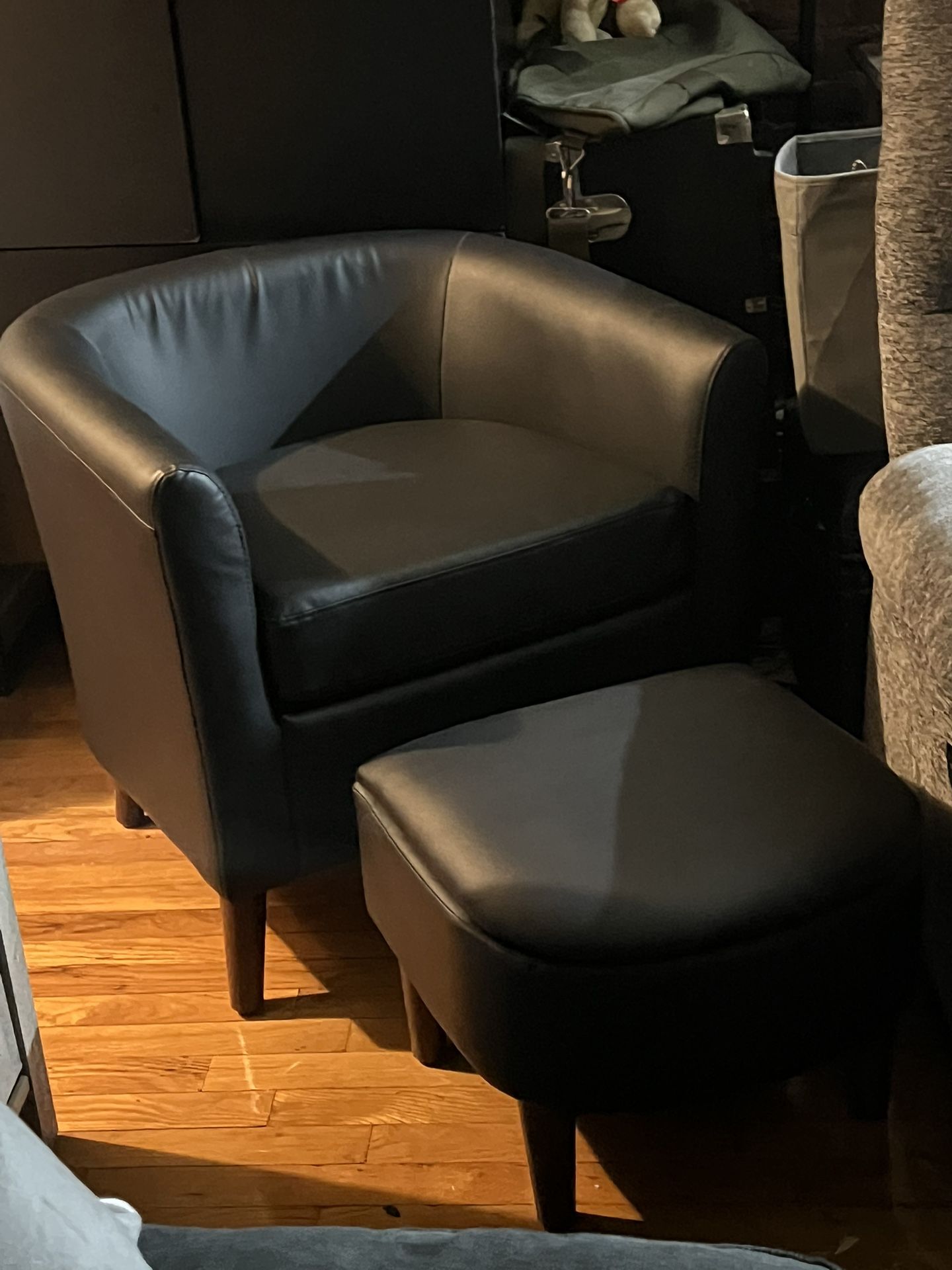 Barrel Accent Chair In Premium Glossy Black Leather With Storage Ottoman