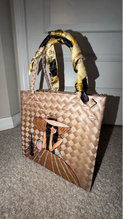 BROWN TOTE BAG WITH LADY PAINTED ON🤎👜