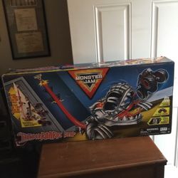 Monster Jam Thunder Roar is Drop Playset