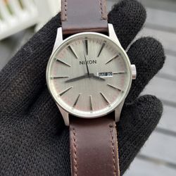 Nixon Sentry Leather Silver/Brown Silver Dial men’s watch