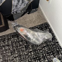  2016 qx60 passenger side headlight (SELLING IT AS COMPLETE)