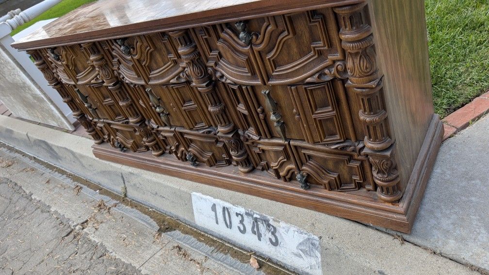 Dresser And Table : Free