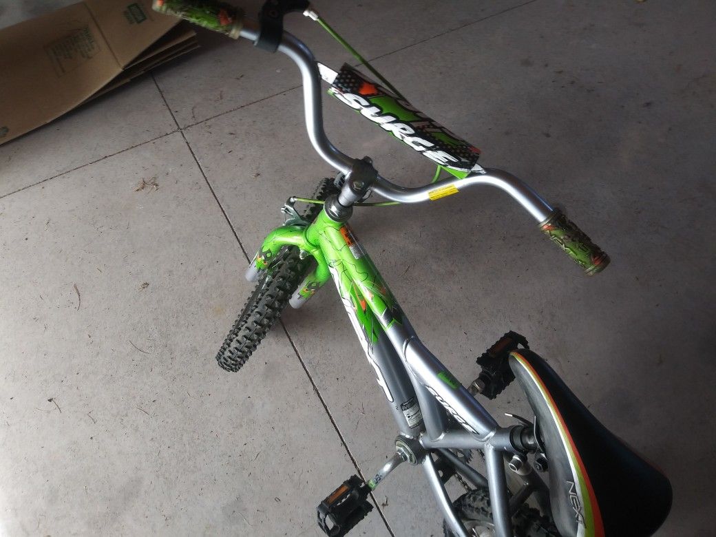 Kids Bike W/training Wheels And Spiderman Helmet.