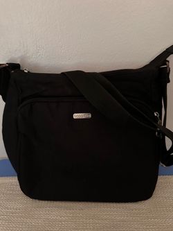 Cartera color negro.
