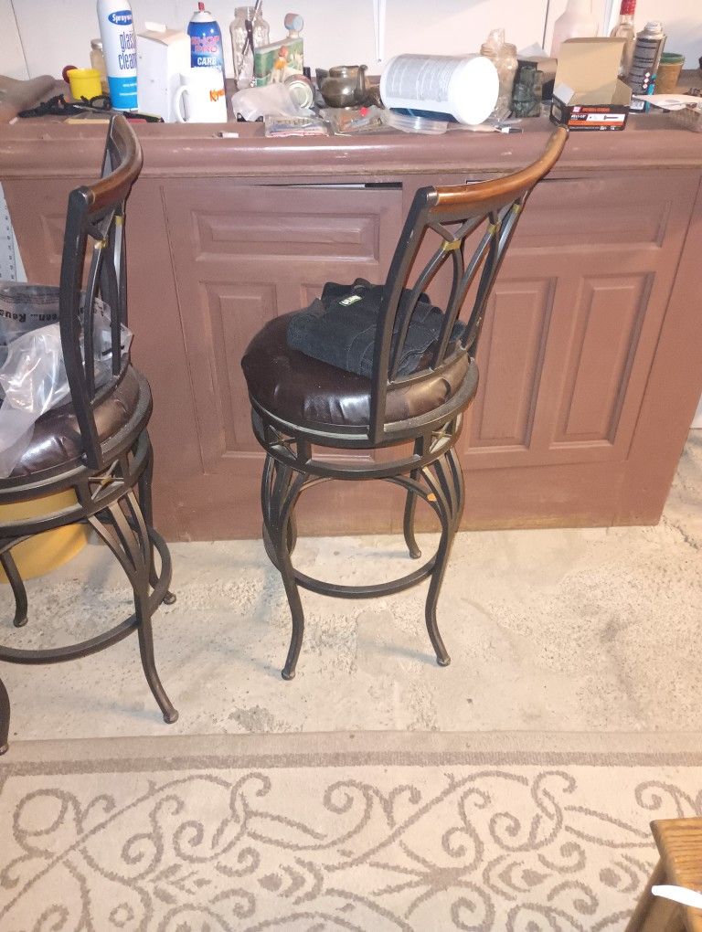 Bar With 3 Bar Stools