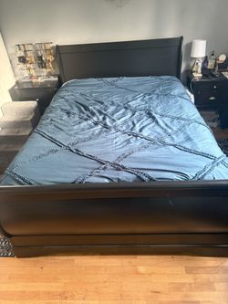 QUEEN BLACK SOLID WOOD BED FRAME/HEADBOARD