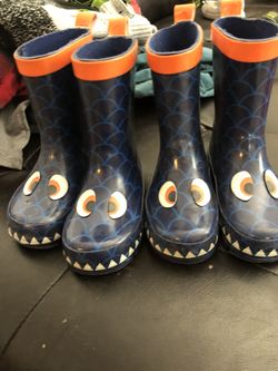 Boys rain boots size 6