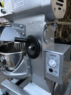 A GREAT MIXER UNTIL It FELL OFF THE TABLE & NOW NOT WORKING. & FOR ONLY $40.? MAYBE ITS ONLY AN  EASY FIX! OR CAN PART OUT!