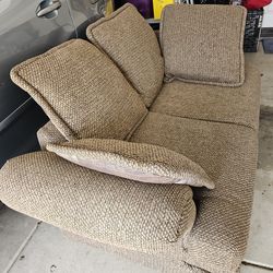 Couch with 4 pillows