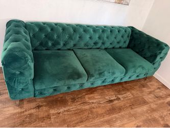 Green velvet sofá 86”Wide