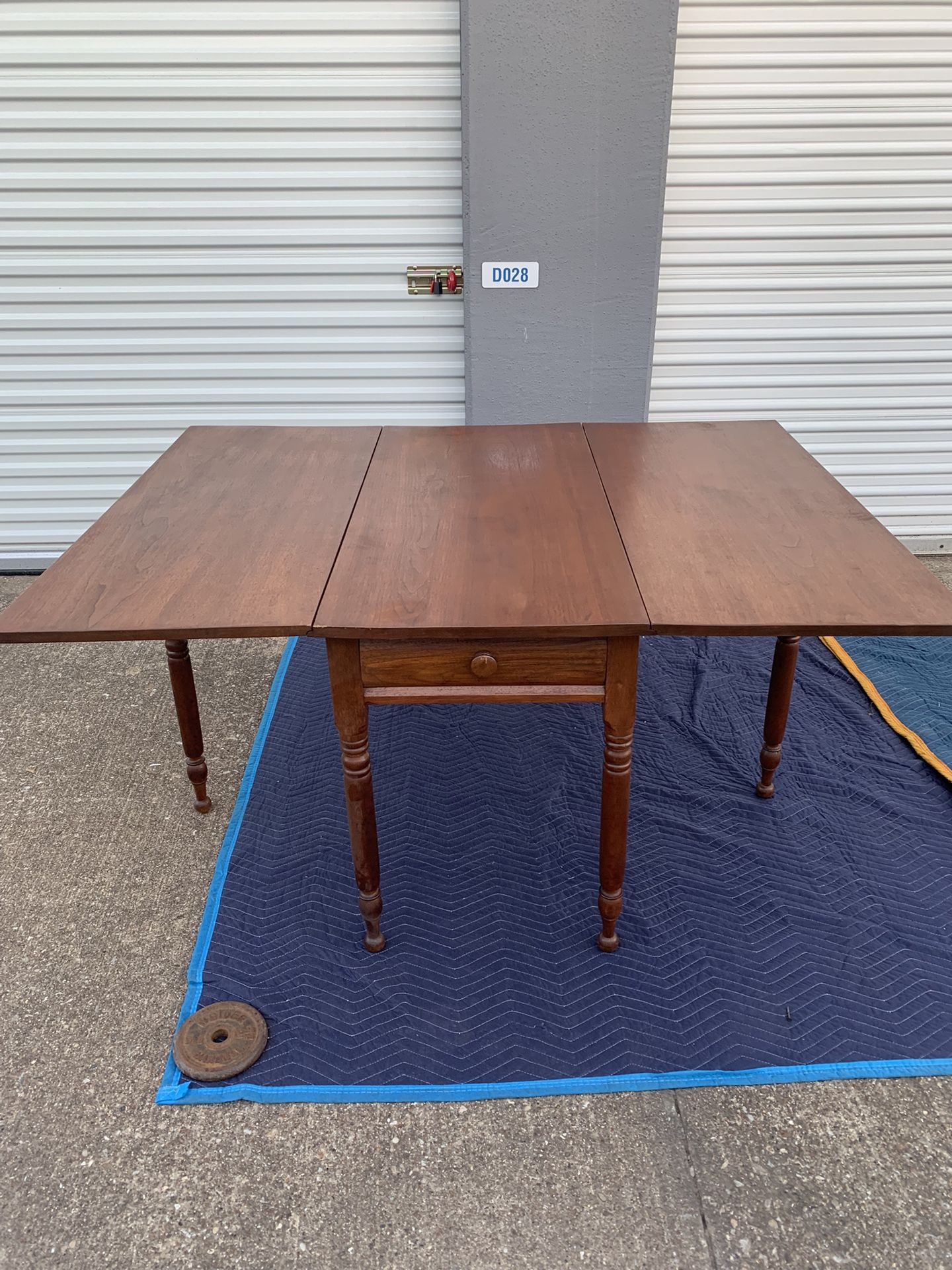 Solid Wooden Antique/Vintage Table with Extendable/Retractable Leaves