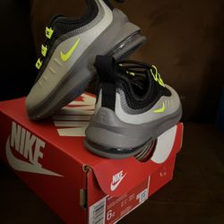 Kids Nike size 6c