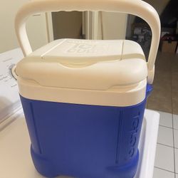 Igloo New 12 Quarts Holds 14 Cans Rare Find