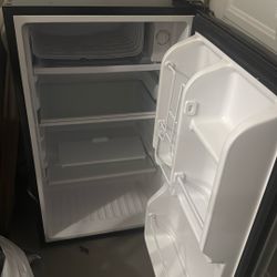 Large Magic Chef Mini-Fridge