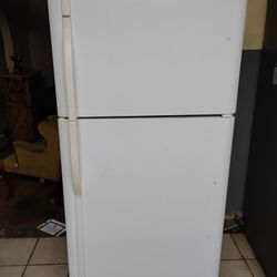 Kenmore Refrigerator W Ice Maker 