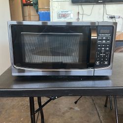 1.6 cu. ft. 1100 Watt Microwave 