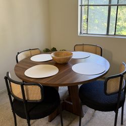 Table With 4 Chairs 