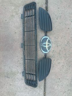 2010 2011 Toyota Camry OEM Lower Grille Fog Light Bezels Toyota Emblem Lot