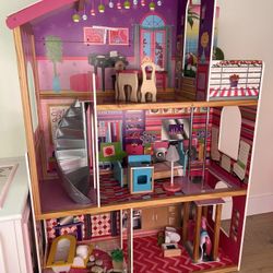 Dollhouse /Barbie House 