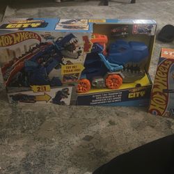 Hot Wheels T-Rex Transporter & Whip Around Raceway Stunt Track