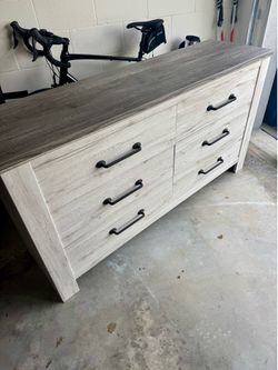 Bedroom dresser w/mirror