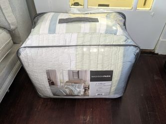 Beautiful Queen Comforter Set with Matching Shams and 5 Matching Throw Pillows