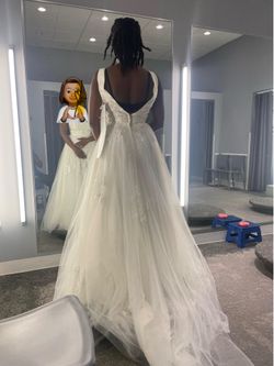David’s Bridal Wedding Dress – Size 6 – Off White – Elegant A-Line Gown