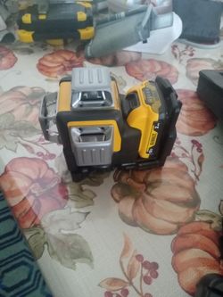 New Dewalt Laser With Battery And Charger And Case