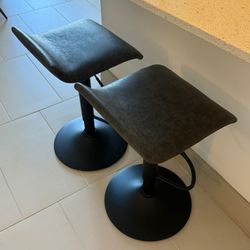 2 Stools 