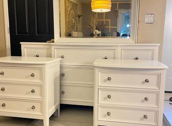 Beautiful 3 piece dresser set