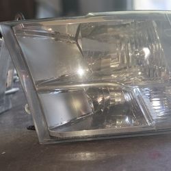 RIGHT HEADLIGHT ASSEMBLE 2013 DODGE RAM HEMI