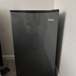 Mini Bar/Refrigerator 