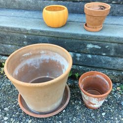 Lot of 4 Terra Cotta Clay and Ceramic Flower Planter Pots and 2 Saucers