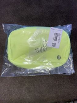 Lululemon Everywhere Belt Bag (Faded Zap/Neon Green)